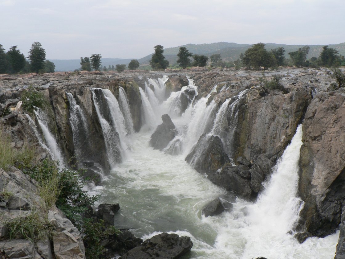 View of the Hogeynakal falls