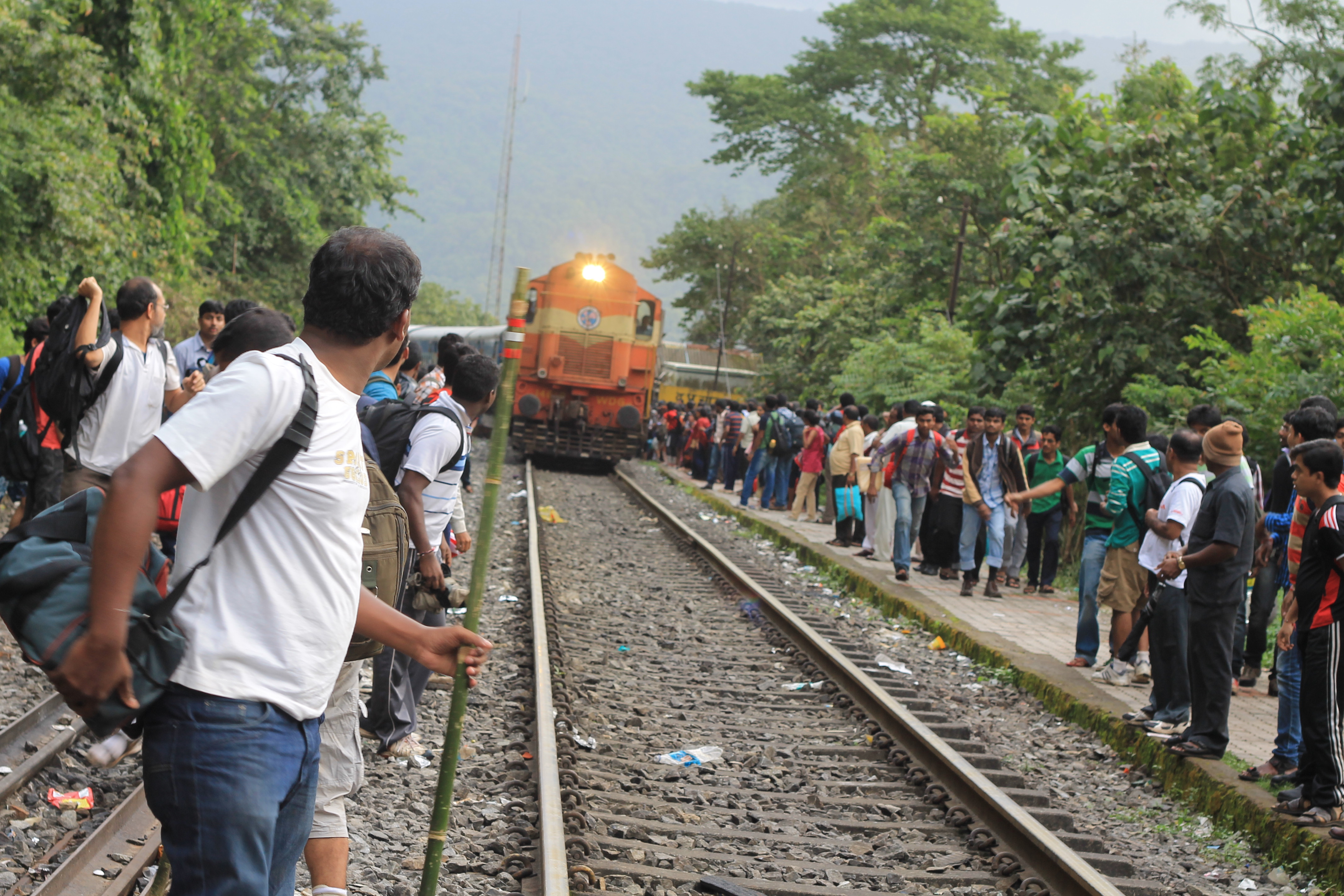 All ticket-less trekkers ready to jump into the Vasco-Nizamuddin exprs