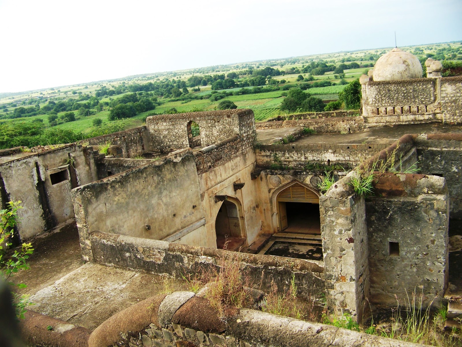 Sightseeing at Bidar: A view of Hyder Mahal from the Kadak Bijli Toph view point