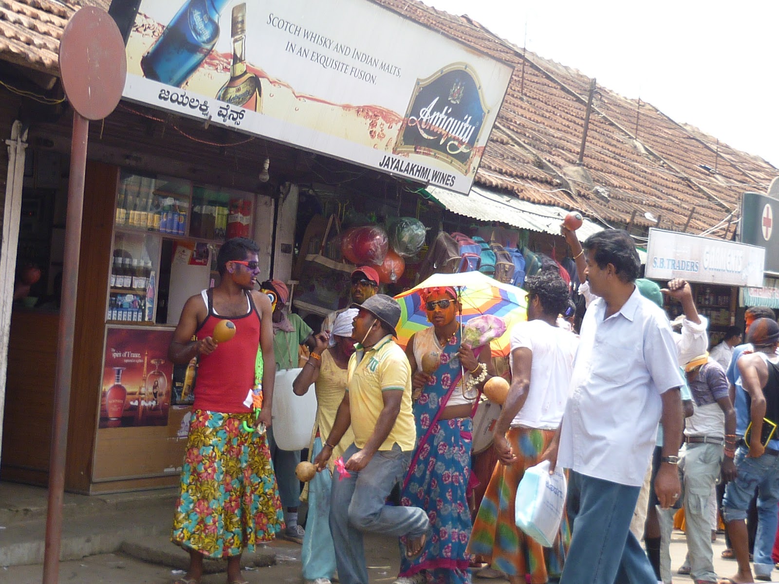 Kunde Namme- Dressed up men all set to charge into a shop