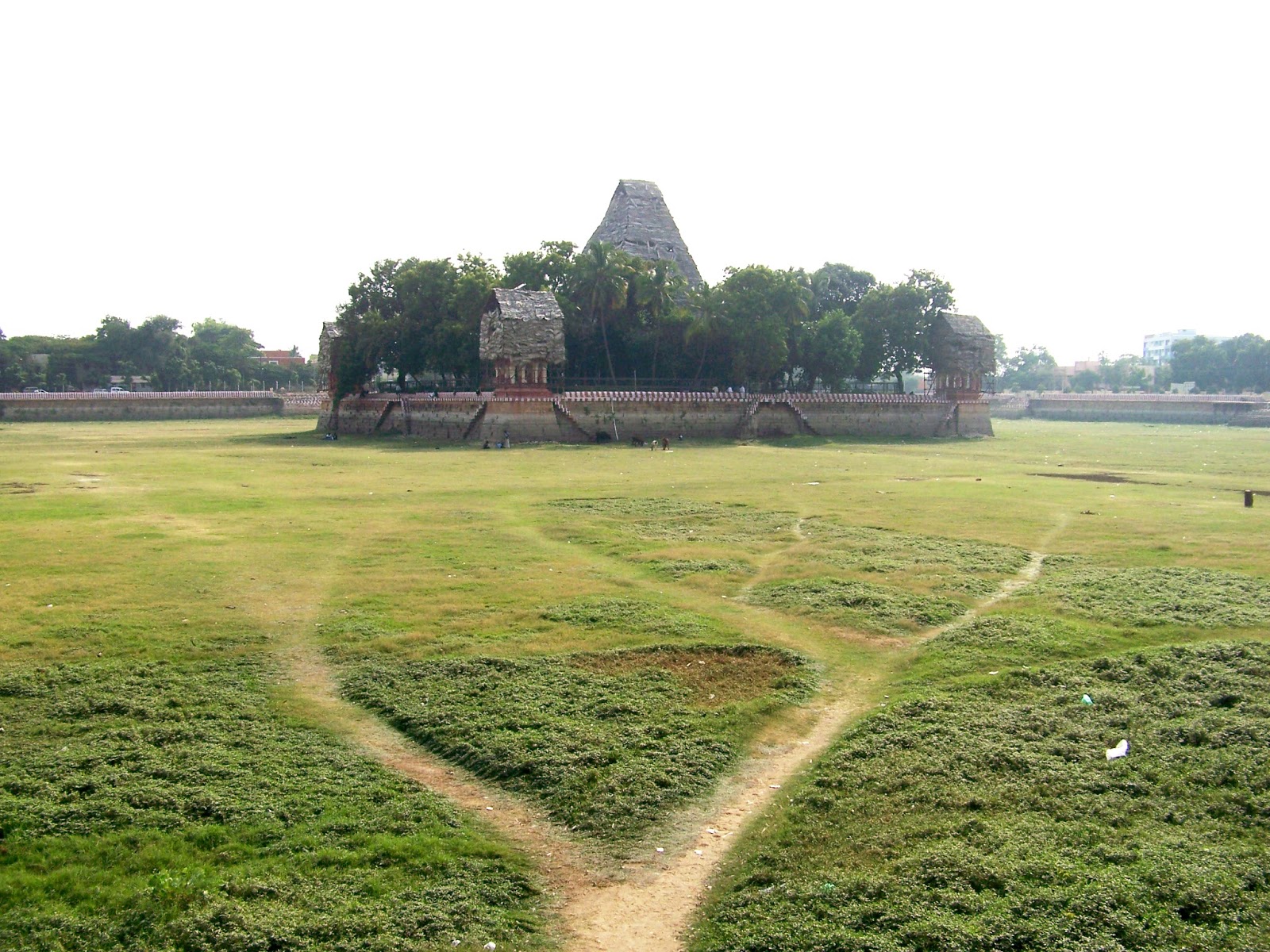 Vandiyur Mariamman Teppakulam - the island temple