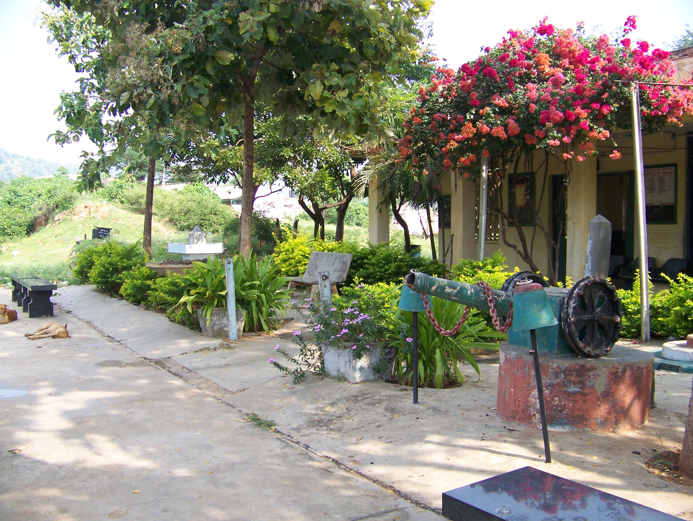 Alighting @ the Happy valley : Makalidurga railway station